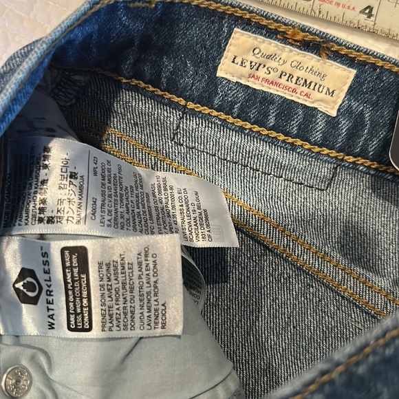 LEVIS PREMIUM 70’s high flare jeans in size 29x32. NWT! Perfect addition to fall - Picture 13 of 15